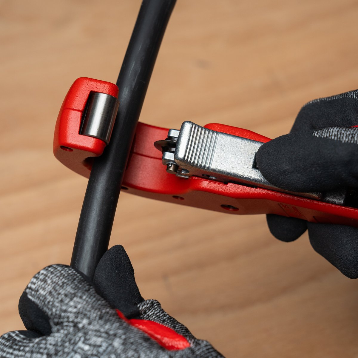 Swa Cutter KNIPEX TubiX® Pipe Cutter: Precision Stripping for SWA Cables
